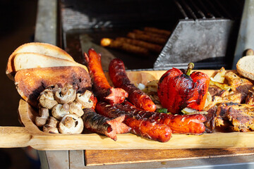Grill- zgrillowane kiełbaski i warzywa, przygotowany posiłek