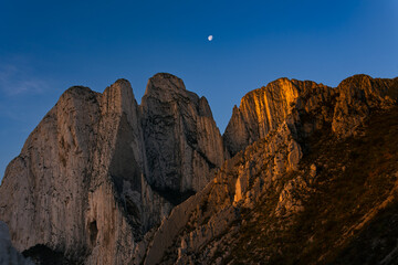 Obraz premium Formación rocosa de La Huasteca, Santa Catarina, Nuevo León al amanecer