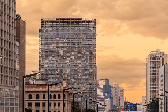 Mirante do Vale building at sunset in downtown S&atilde;o Paulo.	
