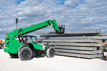 Miami, Florida, USA - November 16, 2024: Heavy equipment boom lifting machinery. Sunbelt Rentals Genia. Telescopic Boom Lift at construction. Sunbelt Rentals boom lift outdoor. Machine equipment. © be free