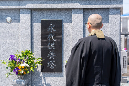 永代供養塔で読経するお坊さん