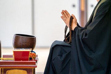 祭壇前で祈る僧侶