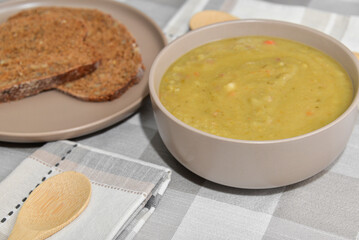 Split pea soup with sliced bread