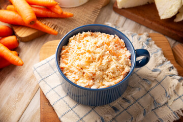 Coleslaw, made with cabbage and grated carrots, is an easy, fresh and healthy recipe known in many countries, usually served as a side dish to accompany other dishes.
