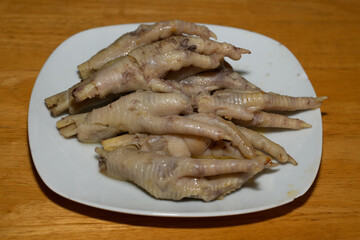 Cooked chicken feet to optain natural collagen 