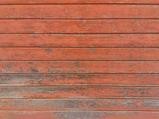 空き家の塗料の剥げた古い板壁