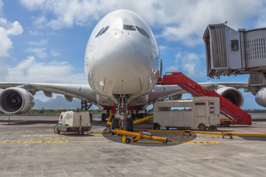 Fototapeta Avion gros-porteur se séparant de sa passerelle d’embarquement 