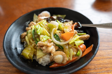 テーブルの上の美味しい中華飯