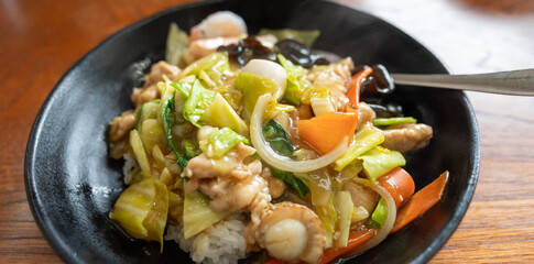 テーブルの上の美味しい中華飯