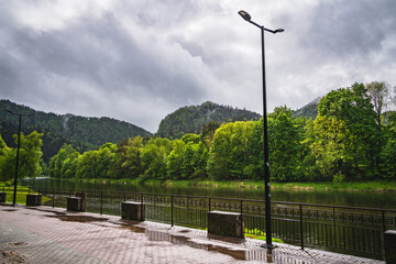 Obraz premium Walking in Szczawnica on promenade over Dunajec river