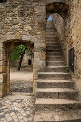 Obraz premium Beautiful view to old historic walls and staircase in São Jorge Castle