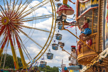 Volksfeststimmung in Bayern. Oktoberfest München, Gäubodenvolksfest Straubing, Maidult Regensburg, Deutschland