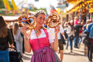 Bayerische Tradition mit Breze auf dem Festplatz. Oktoberfest München, Gäubodenvolksfest...