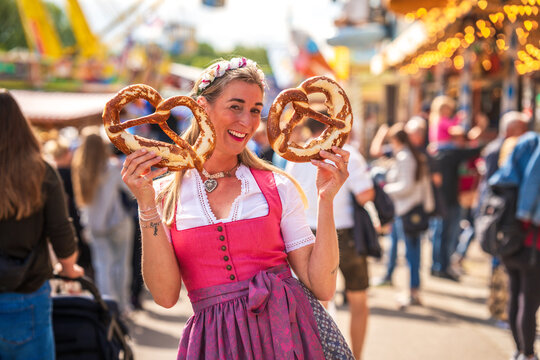 Bayerische Tradition mit Breze auf dem Festplatz. Oktoberfest M&uuml;nchen, G&auml;ubodenvolksfest Straubing, Maidult Regensburg, Deutschland