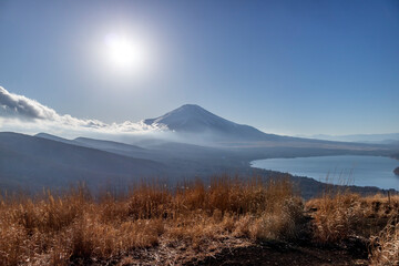 雪化粧の富士山と雲が流れる冬の風景ロング
Snow-covered slopes of Mt. Fuji with drifting clouds