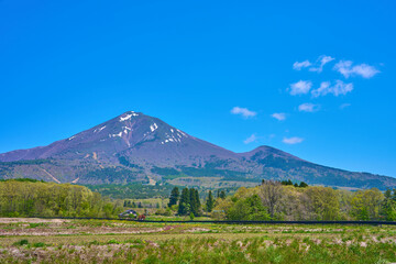 Naklejka premium 春の福島県猪苗代町の県道7号沿いの磐梯山眺望箇所から残雪残る磐梯山と赤埴山