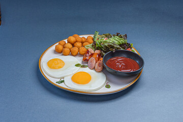 Traditional English breakfast with fried eggs, bacon, sausages, baked beans, grilled tomatoes, mushrooms, and toast. Hearty morning meal. Top view, close-up.

