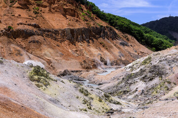 北海道登別市、噴気が少ない登別地獄谷【6月】