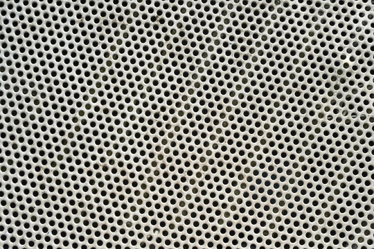 Grille perfor&eacute;e en m&eacute;tal &mdash; motif industriel r&eacute;p&eacute;titif