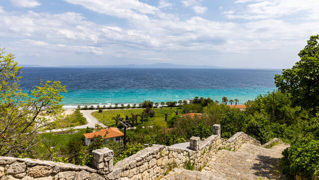 Panoramablick auf das t&uuml;rkisblaue Meer bei Afitos, Chalkidiki