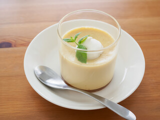 グラスに入ったプリン