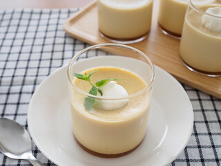 グラスに入ったプリン