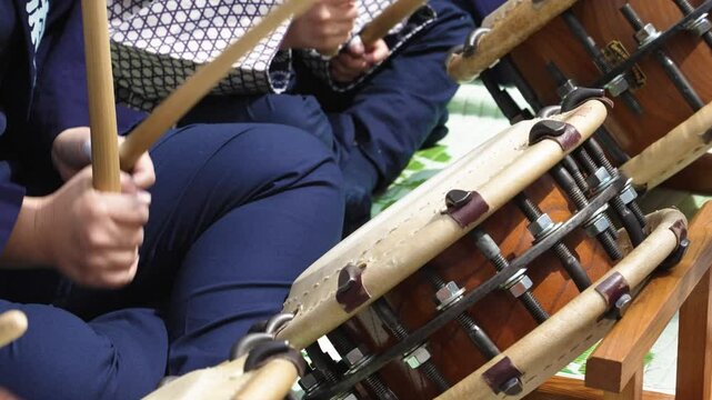 お祭りで太鼓をたたく人たち（日本埼玉県秩父市） People playing Japanese drums at a festival in Chichibu, Saitama, Japan.