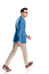 Naklejka premium back view of young man with glasses walking and looking to side