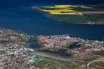 Stralsund, mit Insel Ruegen im Hintergrund, Mecklenburg-Vorpommern, Deutschland, Luftbild aus Kleinflugzeug