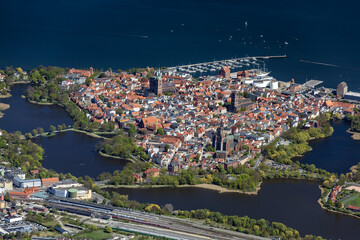Stralsund, Altstadt mit Hafen, Mecklenburg-Vorpommern, Deutschland, Luftbild aus Kleinflugzeug