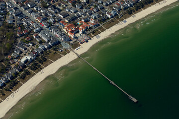 Binz mit Seebruecke, Insel Ruegen, Mecklenburg-Vorpommern, Deutschland, Luftbild aus Kleinflugzeug
