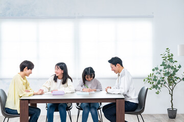 勉強を教える親子