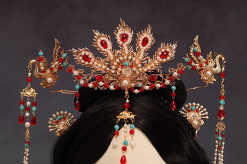 Traditional Chinese wedding elements, decorations for the empress' hairstyle