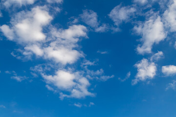 Obraz premium Bright Blue Sky with Soft White Clouds on a Clear Day