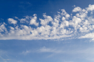 Obraz premium Serene Blue Sky with Soft White Clouds on a Clear Day