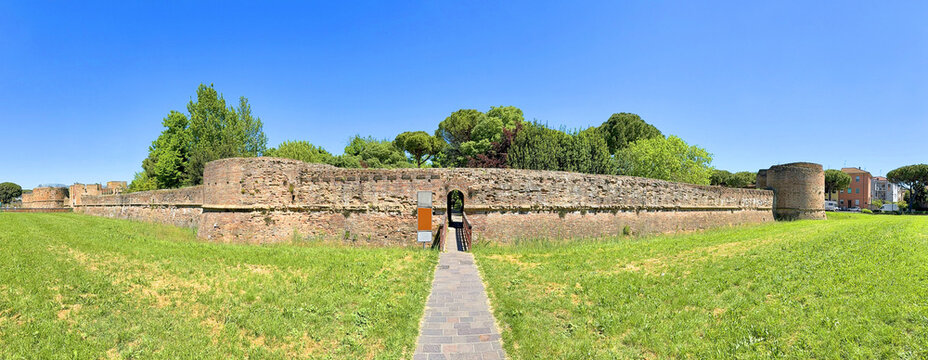 parco pubblico rocca brancaleone a ravenna in italia