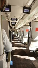 Przedział w pociągu z widocznymi siedzeniami dla podróżnych