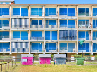 edificio di appartamenti con cassonetti dell'immondizia a comacchio località lido degli estensi in italia