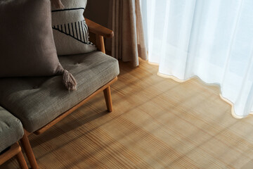 カーテンと無垢床と木漏れ日