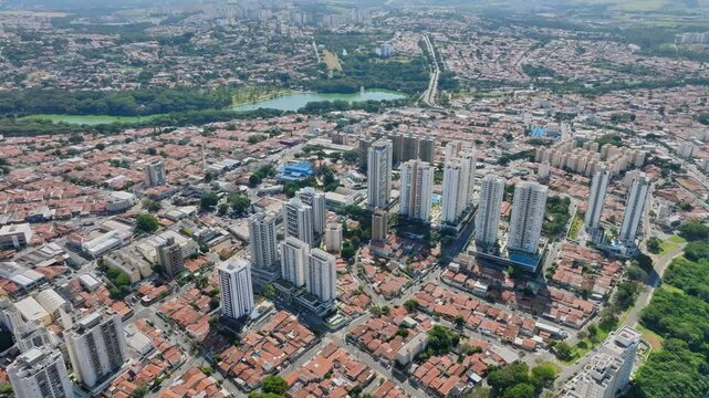 Imagem a&eacute;rea da regi&atilde;o da avenida Orosimbo Maia entre Taquaral e Cambu&iacute; em Campinas, S&atilde;o Paulo. Ano 2025.