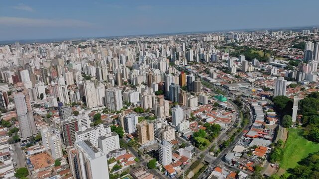 Imagem a&eacute;rea da regi&atilde;o da avenida Orosimbo Maia entre Taquaral e Cambu&iacute; em Campinas, S&atilde;o Paulo. Ano 2025.