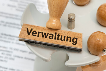 Ein Holzstempel ist beschriftet mit dem Aufdruck 