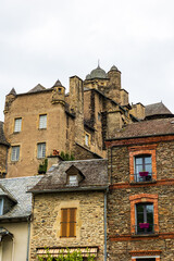 Obraz premium Castle of Estaing on a cloudy day from the banks of the Lot