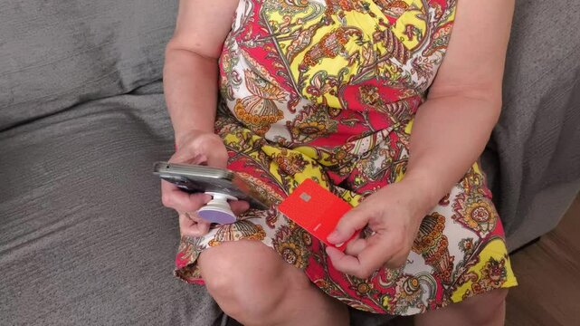 Compra online con tarjeta de cr&eacute;dito y debito por tel&eacute;fono movil mujer mayor tercera edad