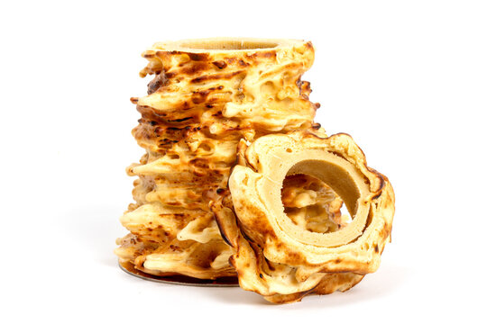 g&acirc;teau &agrave; la broche, sp&eacute;cialit&eacute; Aveyronnaise ou Baumkuchen, sp&eacute;cialit&eacute; Allemande, g&acirc;teau arbre Lituanien - photographie studio sur fond blanc