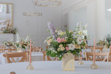 Sala weselna z kolorowymi kwiatami na stołach