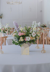 Sala weselna z kolorowymi kwiatami na stołach