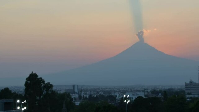 Timelapse de volc&aacute;n popocatepetl con fumarola en puebla M&eacute;xico atardecer