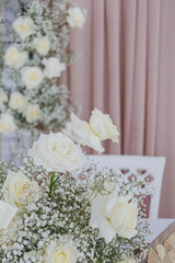 Dekoracja sali weselnej w białych i beżowych odcieniach