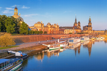 Obraz premium Dresden, the German federal state of Saxony city, river, old europe